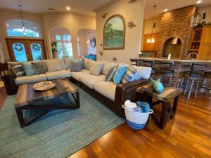 Zona de estar de Luxury Lake House w/ Heated Pool & Multiple Spas