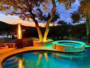 una piscina con un árbol y una luz en Luxury Lake House w/ Heated Pool & Multiple Spas, en Leander
