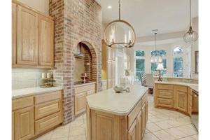 Una cocina o zona de cocina en Luxury Lake House w/ Heated Pool & Multiple Spas