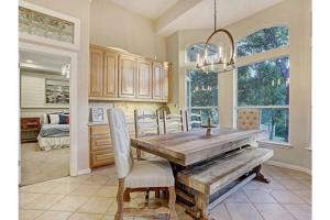 Una cocina o zona de cocina en Luxury Lake House w/ Heated Pool & Multiple Spas