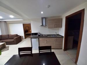 Kuchyň nebo kuchyňský kout v ubytování Lujain Hotel فندق النور واللجين