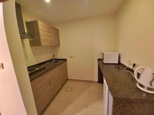Kuchyň nebo kuchyňský kout v ubytování Lujain Hotel فندق النور واللجين