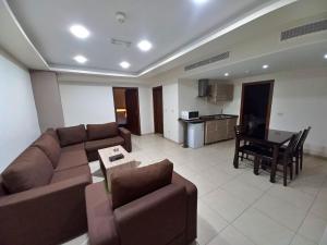 Kuchyň nebo kuchyňský kout v ubytování Lujain Hotel فندق النور واللجين