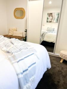 Postel nebo postele na pokoji v ubytování Limestone House - KMW Holiday Homes