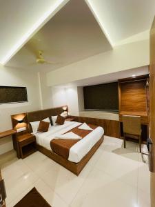 1 dormitorio con cama, escritorio y silla en HOTEL BLACK BURN, en Bombay