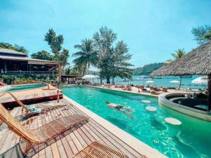 uma piscina num resort com pessoas a nadar nela em Koh Kood Resort em Ko Kood