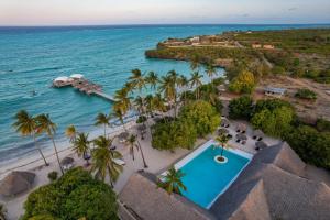 Blue Moon Resort في جامبياني: اطلالة جوية على منتجع مع مسبح و المحيط