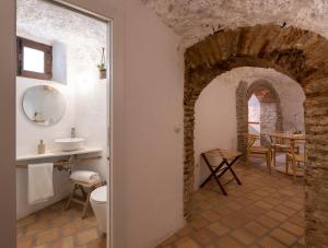 Habitación con baño con lavabo y aseo. en Carmen del Azahar by Florentia Homes, en Granada