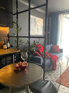 ein Wohnzimmer mit einem Tisch und einem Sofa in der Unterkunft New Gudauri Loft 2 Apartment 129 in Gudauri
