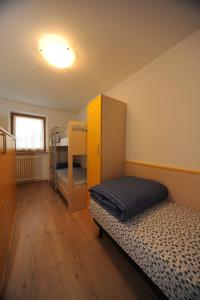 a room with two bunk beds and a cabinet at Appartamenti Vegaia in Peio