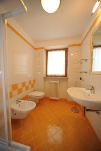 ペーイオにあるAppartamenti Vegaiaのバスルーム(洗面台2台、トイレ付)
