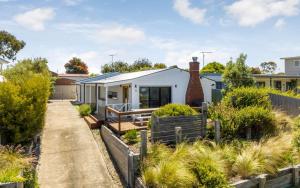 une maison avec un jardin en face dans l'établissement Sunset Shack - Sleeps 6 - Dog friendly!, à Ocean Grove