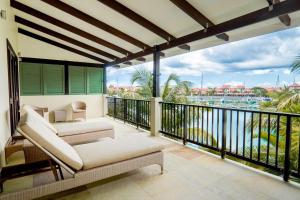 een balkon met uitzicht op het water bij Eden Island Luxury Holiday Home in Eden Island