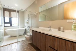 冬山鄉的住宿－稻禾綠洲 DOME，一间带水槽、浴缸和卫生间的浴室