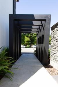 ein Tunnel, der in einen Parkplatz mit einem Auto führt in der Unterkunft 1 Bedroom Gem with Hagley Park at your doorstep in Christchurch