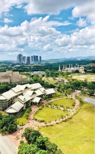 een luchtzicht op een gebouw met een park bij ENCORP MARINA Residences by GW STAY in Johor Bahru