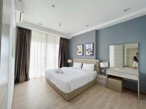 En eller flere senge i et værelse på ENCORP MARINA Residences by GW STAY