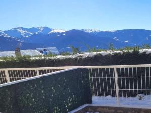 Vista generica sulle montagne o vista sulle montagne dall'interno dell'appartamento