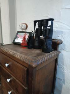 - une cafetière au-dessus d'une commode en bois dans l'établissement La Nozal - La Vallicuerra Casas Rurales, à Mieres