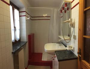 a small bathroom with a sink and a mirror at Kleine in Gressoney-Saint-Jean