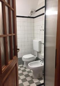 ein Bad mit einem WC und einem Waschbecken in der Unterkunft Kleine in Gressoney-Saint-Jean