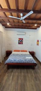 Łóżko lub łóżka w pokoju w obiekcie Orchid Villa homestay