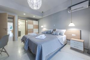 una camera da letto con un letto e due asciugamani di Island Rodos Pool Suites a Ialyssos