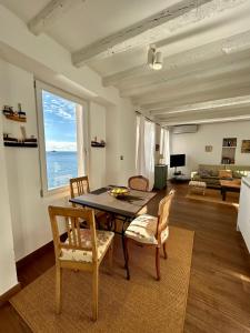 una sala de estar con mesa y sillas y el océano en Apartment Mediterraneo, en Rovinj