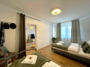 ein Schlafzimmer mit einem Bett, einem Stuhl und einem Spiegel in der Unterkunft Downtown Apartment by NINJA SPACES - Kingsize-Bett, Küche, Netflix, Terrasse in Wuppertal