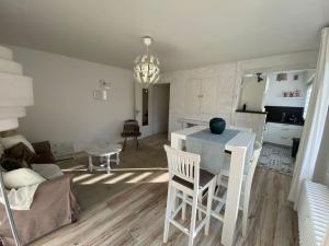 eine Küche und ein Wohnzimmer mit einem Tisch und Stühlen in der Unterkunft Hirondelle : Appartement privé avec garage in Annecy