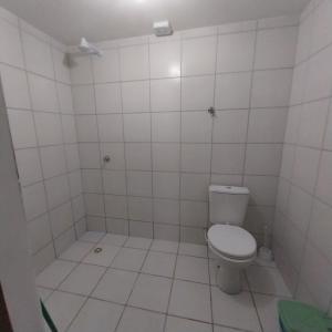 een witte badkamer met een toilet en een douche bij APTO Cheio de Estilo in São Luís