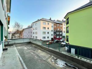 a view of a parking lot from a balcony at Downtown Apartment by NINJA SPACES - Kingsize-Bett, Küche, Netflix, Terrasse in Wuppertal