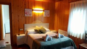 a bedroom with a bed with two towels on it at Camping Solau in Espot