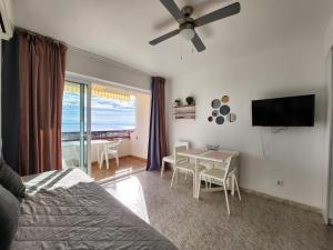 ロザスにあるSTUDIOS SUPERIOR Isla de Rosas -Tramuntana42のベッドルーム(ベッド1台、テーブル、テレビ付)