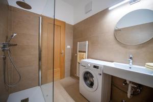 La salle de bains est pourvue d'un lave-linge et d'un lavabo. dans l'établissement Apartments Karl, à Ortisei