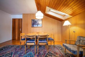 - une salle à manger avec une table, des chaises et un canapé dans l'établissement Apartments Karl, à Ortisei