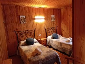 a hotel room with two beds with towels at Camping Solau in Espot