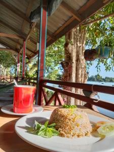 un plato de comida en una mesa con una bebida en Mr.Bounhome Guesthouse and restaurant en Muang Không