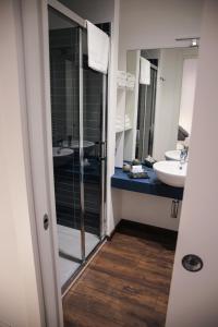 A bed or beds in a room at 7 Seven