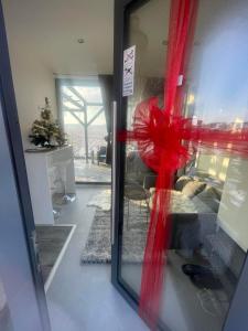 una sala de estar con una cinta roja en la ventana en NatureZone en Eger
