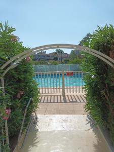 een toegang tot een zwembad met een poort en planten bij Cannet le lac in Le Cannet