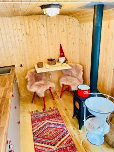 ein Zimmer mit einem Tisch und zwei Stühlen in einer Hütte in der Unterkunft Maringotka Lipenka u Lipenské přehrady na Šumavě in Hořice na Šumavě