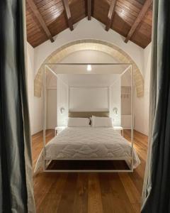 een slaapkamer met een groot bed in een kamer bij Hotel Saraceno Al Faro in Taranto