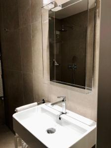 y baño con lavabo blanco y espejo. en Hotel Saraceno Al Faro en Taranto