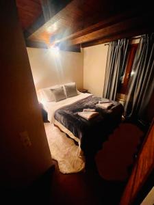 Tempat tidur dalam kamar di Parnassos Snow Hill Chalet