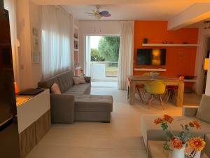 sala de estar con sofá y mesa en Villa Evita , suites 1, Athytos,63m2,a/c,privacy, en Afitos