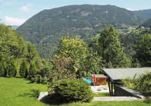 een huis met uitzicht op een berg bij Haus Dorothee in Sautens