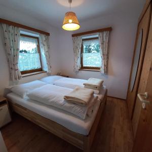 1 dormitorio con 1 cama con toallas en Ferienwohnung Götzner Auszeit, en Innsbruck