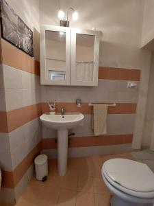 La salle de bains est pourvue d'un lavabo et de toilettes. dans l'établissement Casa Minniti, à Syracuse