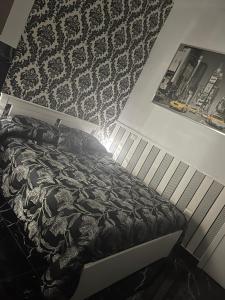 ナポリにあるcasa paganoのベッドルーム1室(ベッド1台、白黒の掛け布団付)